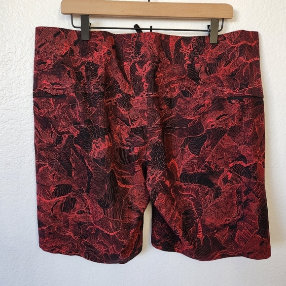 Lululemon Current State Board Short Men's Size 36 Red and Black - Picture 2 of 7